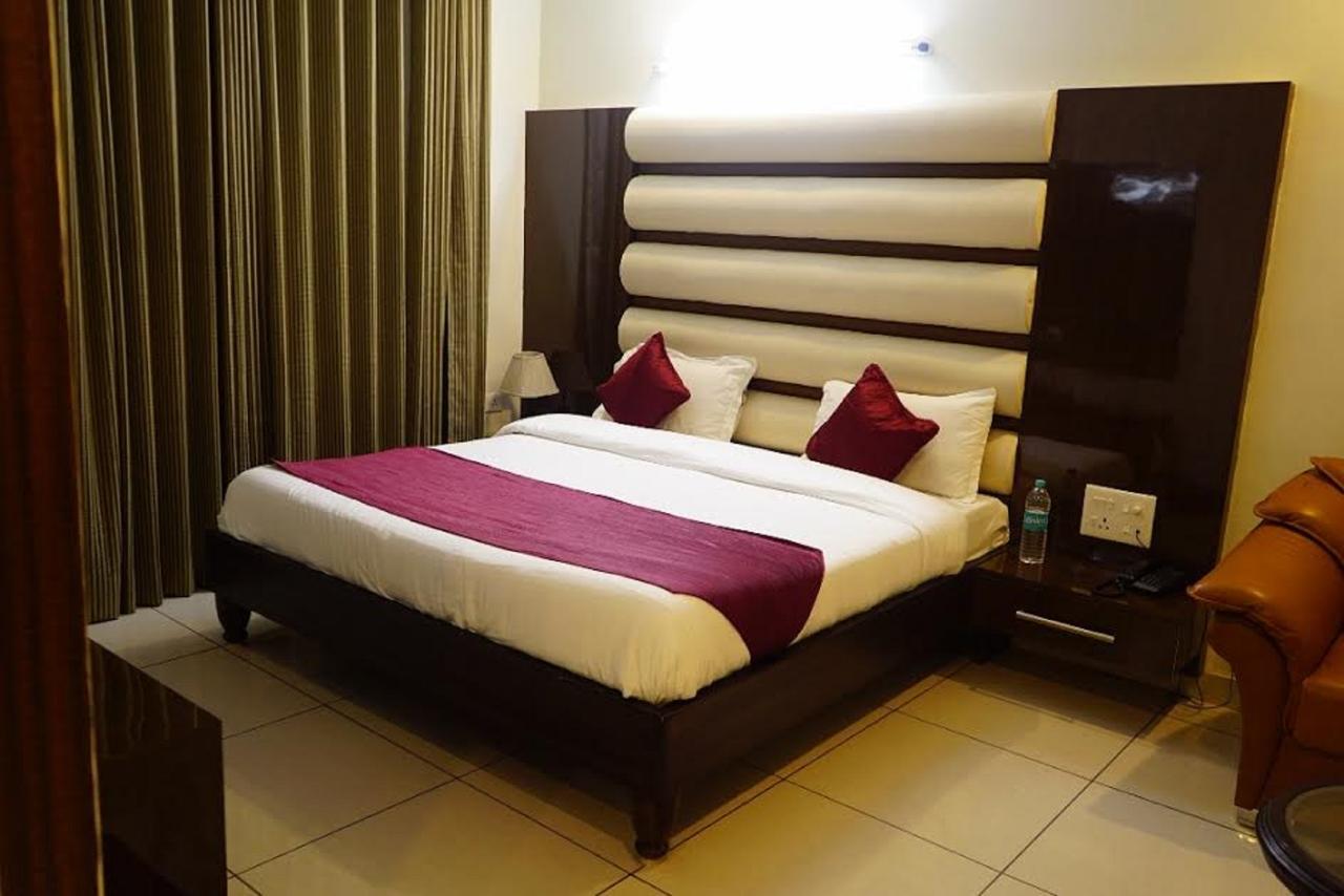 Hotel Razia Inn Hisār Exterior foto